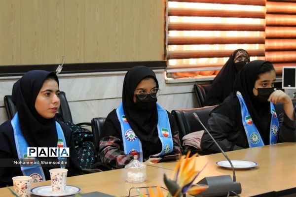 نشست صمیمی دانش‌آموزان با مدیر آموزش و پرورش شهرستان سمنان