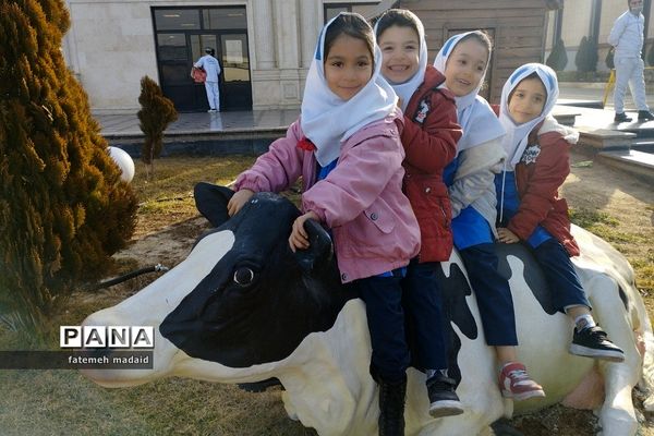 بازدید دانش‌آموزان دبستان مهرآیین بهارستان دو از کارخانه میهن