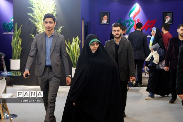 بازدید معاون امور زنان و خانواده ریاست جمهوری از نمایشگاه تبیین دستاوردها و پیشرفت‌های انقلاب اسلامی