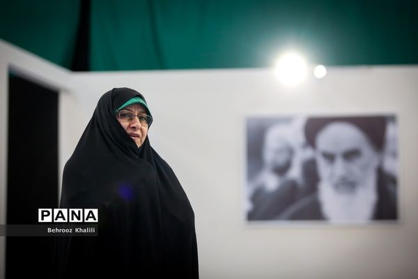 بازدید معاون امور زنان و خانواده ریاست جمهوری از نمایشگاه تبیین دستاوردها و پیشرفت‌های انقلاب اسلامی