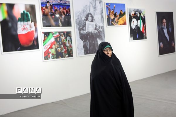 بازدید معاون امور زنان و خانواده ریاست جمهوری از نمایشگاه تبیین دستاوردها و پیشرفت‌های انقلاب اسلامی