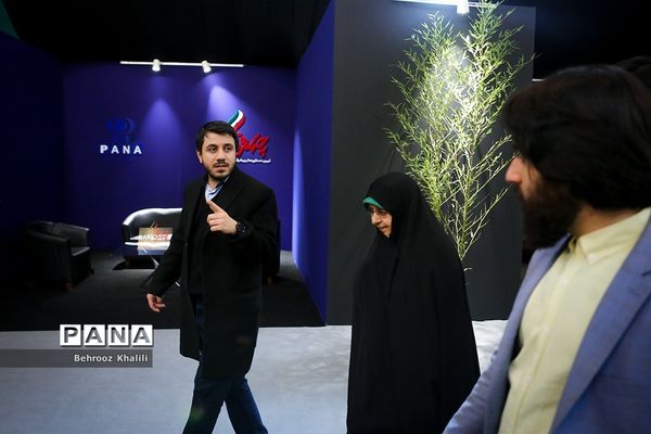 بازدید معاون امور زنان و خانواده ریاست جمهوری از نمایشگاه تبیین دستاوردها و پیشرفت‌های انقلاب اسلامی