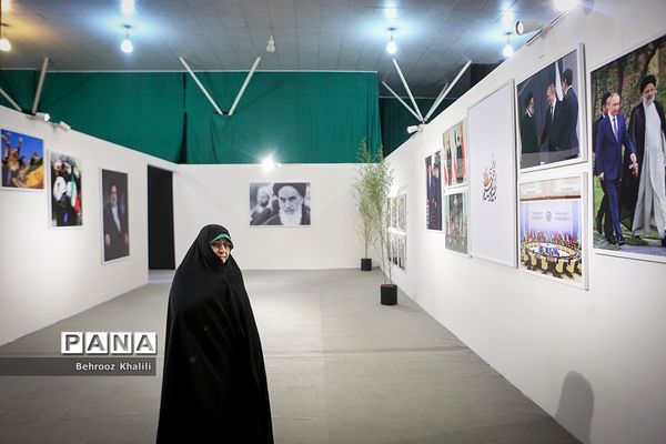 بازدید معاون امور زنان و خانواده ریاست جمهوری از نمایشگاه تبیین دستاوردها و پیشرفت‌های انقلاب اسلامی