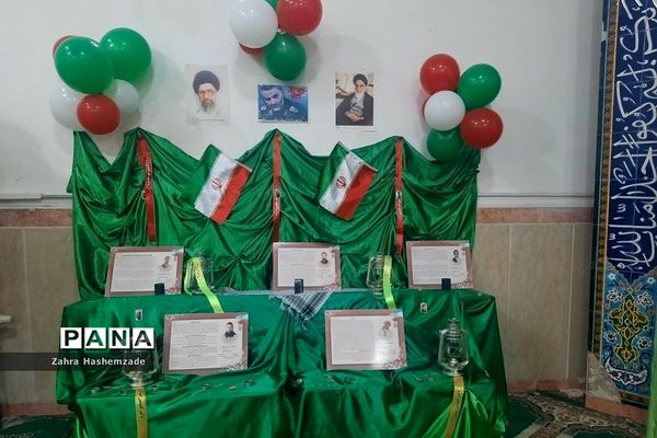 نمایشگاه دستاوردهای دانش‌آموزان در دبیرستان ولیعصر (عج) ناحیه یک شهرری