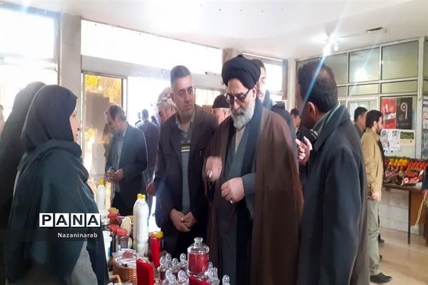 بازدید امام جمعه ورامین  از نمایشگاه عشایرها به‌مناسبت دهه‌فجر در ورامین