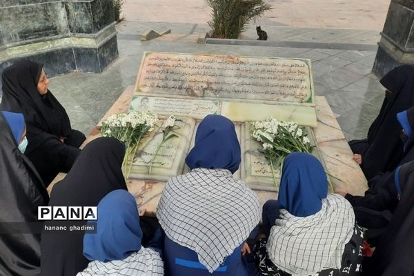 تجدید میثاق دانش‌آموزان دبیرستان ندای‌ زهرا(س)با شهدا در گلزار شهدای‌گمنام قرچک