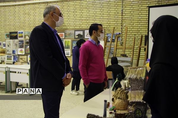 آیین برپایی نمایشگاه دستاوردهای هنرستان دخترانه آمنه در ناحیه یک اهواز