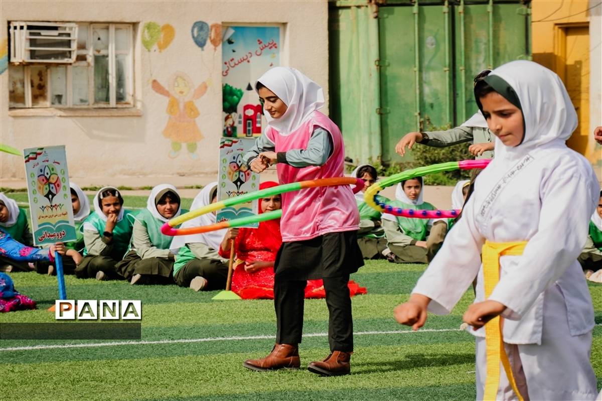 مراسم افتتاحیه زمین های چمن مصنوعی در مدارس شهرستان امیدیه