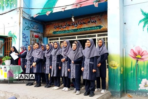 برگزاری جشن دهه‌ فجر در دبیرستان شهید شرافت بهارستان دو