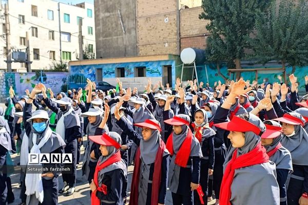 برگزاری جشن دهه‌ فجر در دبیرستان شهید شرافت بهارستان دو