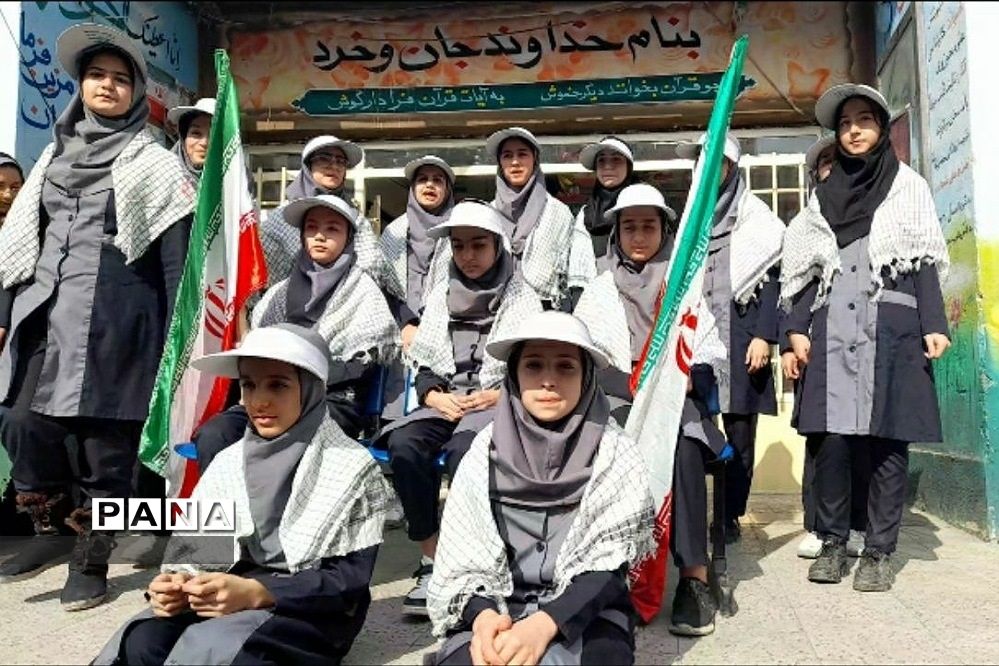 برگزاری جشن دهه‌ فجر در دبیرستان شهید شرافت بهارستان دو