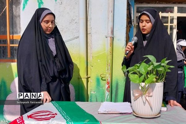 برگزاری جشن دهه‌ فجر در دبیرستان شهید شرافت بهارستان دو