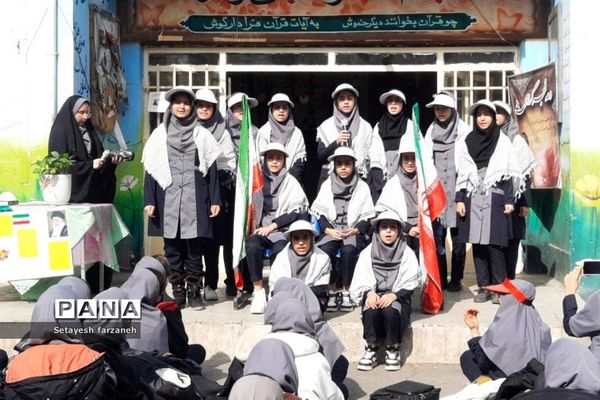 برگزاری جشن دهه‌ فجر در دبیرستان شهید شرافت بهارستان دو
