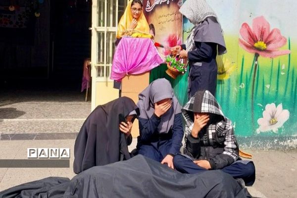 برگزاری جشن دهه‌ فجر در دبیرستان شهید شرافت بهارستان دو