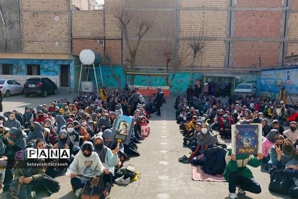 برگزاری جشن دهه‌ فجر در دبیرستان شهید شرافت بهارستان دو