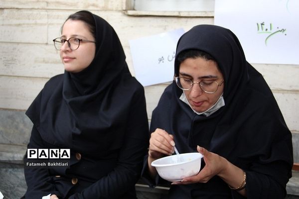 جشنواره غذا در دییرستان حضرت زینب(س) ناحیه یک شهرری به مناسبت ایام الله دهه فجر
