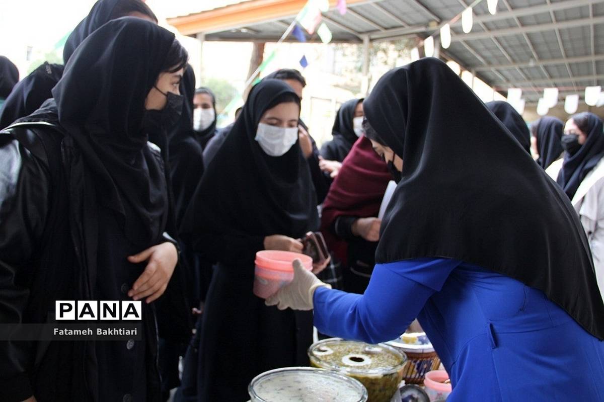 جشنواره غذا در دییرستان حضرت زینب(س) ناحیه یک شهرری به مناسبت ایام الله دهه فجر