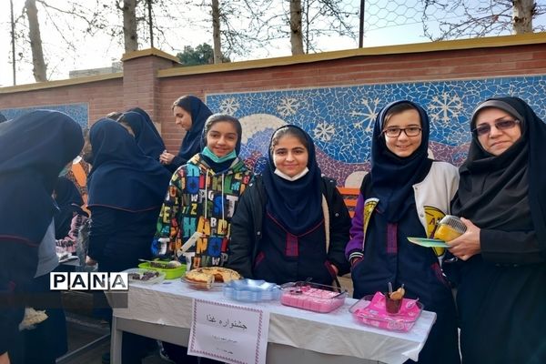جشنواره کارآفرینی دانش‌آموزان دبیرستان شهید زارع ناحیه 3 کرج