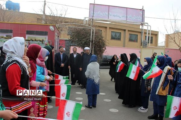 بازدید فرماندار اسلامشهر از نمایشگاه مدرسه انقلاب