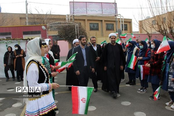 بازدید فرماندار اسلامشهر از نمایشگاه مدرسه انقلاب