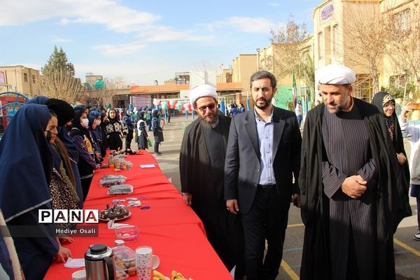 بازدید فرماندار اسلامشهر از نمایشگاه مدرسه انقلاب