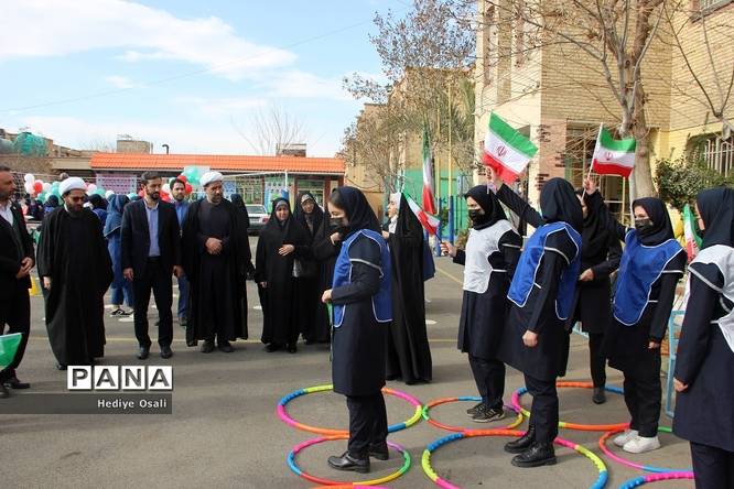 بازدید فرماندار اسلامشهر از نمایشگاه مدرسه انقلاب