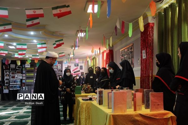 بازدید فرماندار اسلامشهر از نمایشگاه مدرسه انقلاب