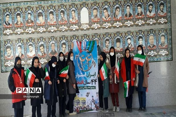 حضور گروهی از دانش آموزان در امامزاده هادی (ع) و گلباران مزار شهدای گمنام بخش جوادآباد