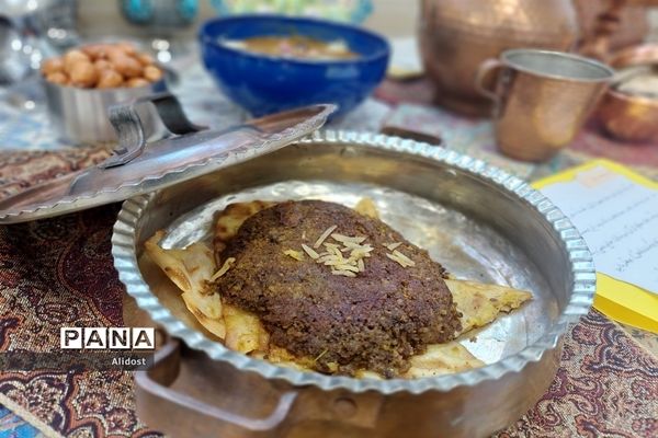 برگزاری جشنواره استان شناسی به مناسب دهه فجر در دبیرستان شهیده قزوینی منطقه ۱۳