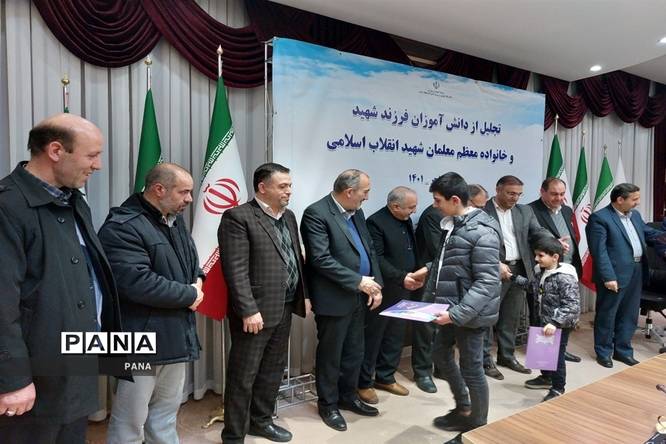 تجلیل از دانشآموزان فرزند شهید و خانواده معظم معلمان شهید انقلاب اسلامی در تبریز