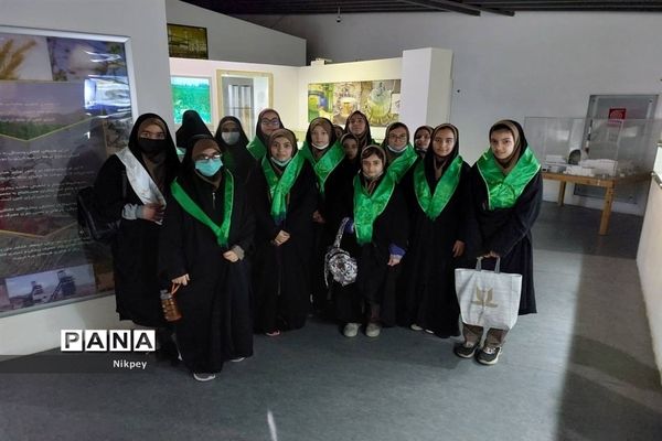 شرکت دانش‌آموزان دبیرستان شاهد حجاب منطقه ۱۳ در باغ موزه دفاع مقدس