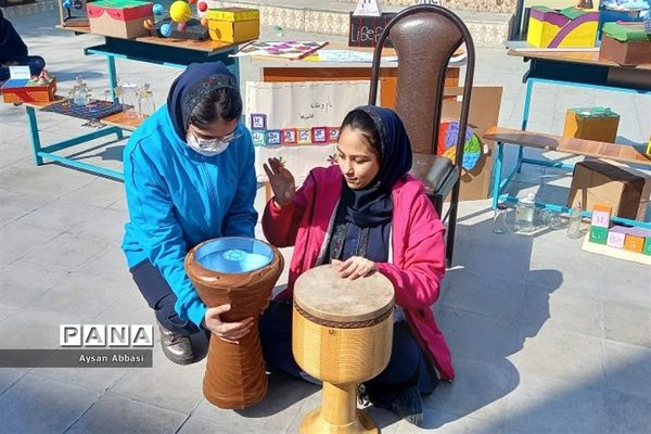 برگزاری جشن انقلاب و جشنواره دستاوردهای علمی وهنری  در دبیرستان حدیث مهر