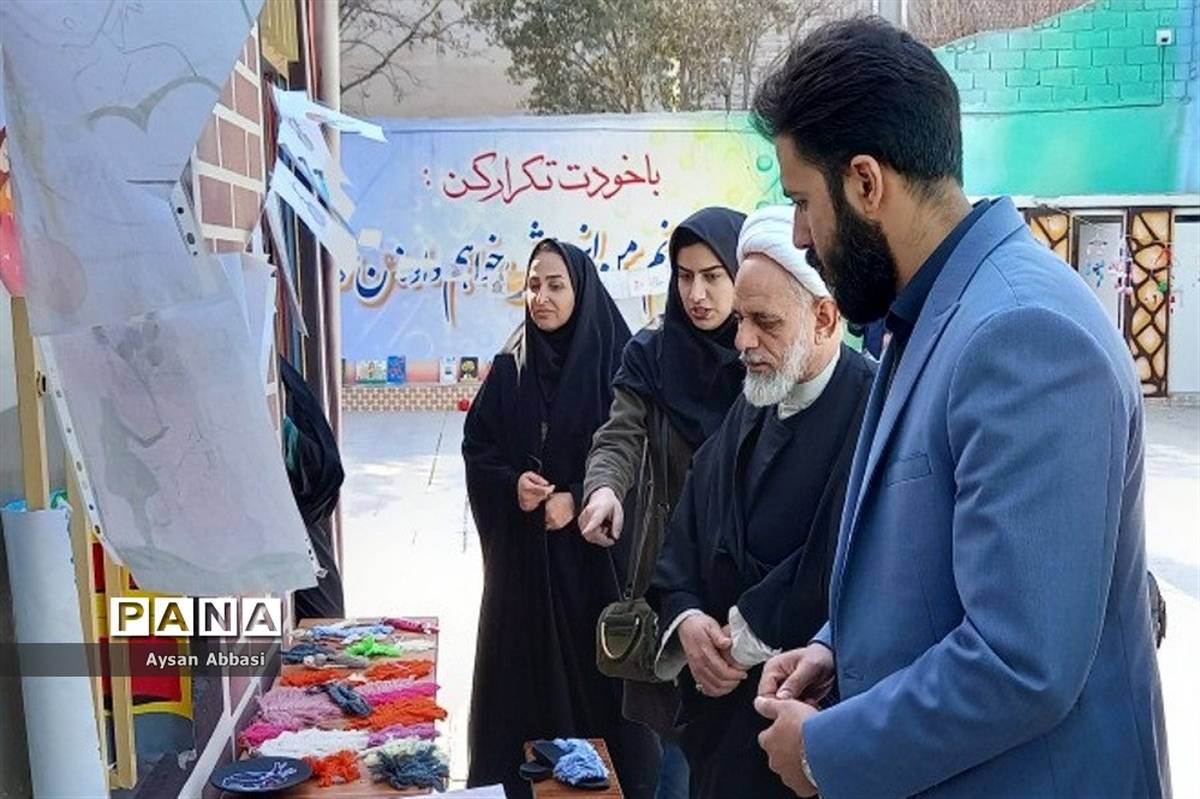 برگزاری جشن انقلاب و جشنواره دستاوردهای علمی وهنری  در دبیرستان حدیث مهر