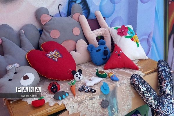 برگزاری جشن انقلاب و جشنواره دستاوردهای علمی وهنری  در دبیرستان حدیث مهر