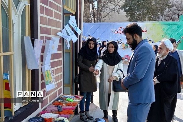 برگزاری جشن انقلاب و جشنواره دستاوردهای علمی وهنری  در دبیرستان حدیث مهر