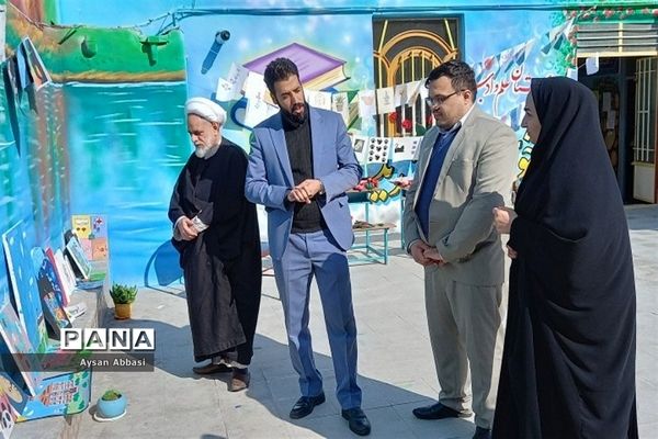 برگزاری جشن انقلاب و جشنواره دستاوردهای علمی وهنری  در دبیرستان حدیث مهر