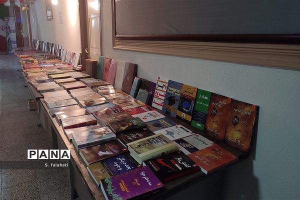 نمایشگاه کتاب در اداره‌ آموزش و پرورش ناحیه یک یزد