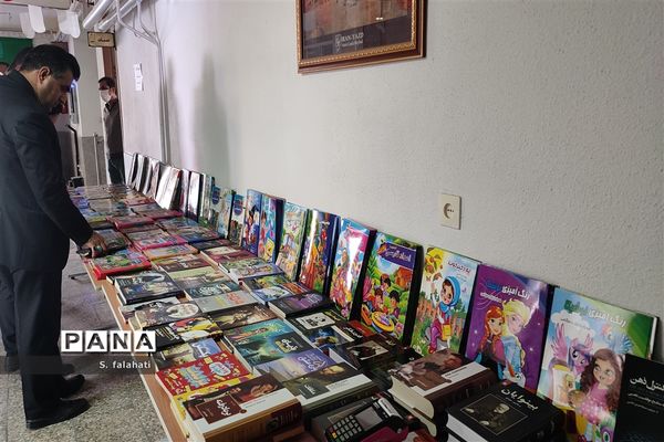 نمایشگاه کتاب در اداره‌ آموزش و پرورش ناحیه یک یزد