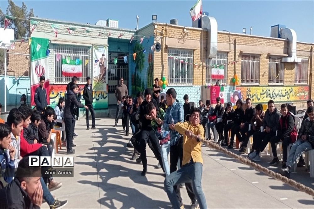 برگزاری جشن انقلاب در دبیرستان شهید باقری کاشمر