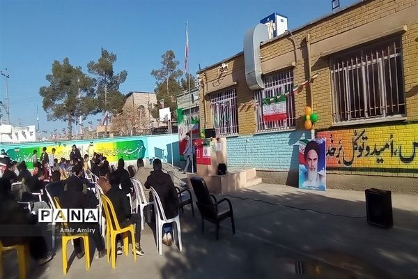 برگزاری جشن انقلاب در دبیرستان شهید باقری کاشمر