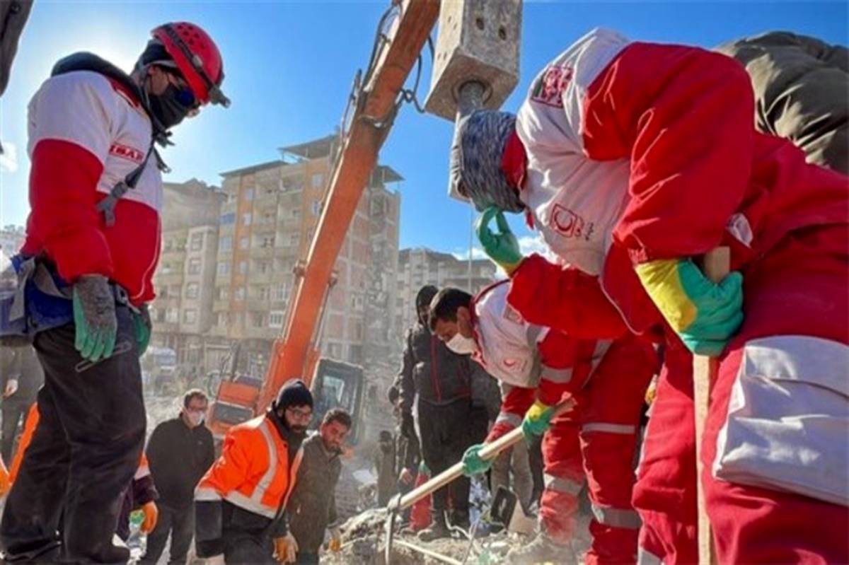 امدادگران ایرانی ۳ نفر را از زیر آوار زلزله ترکیه نجات دادند