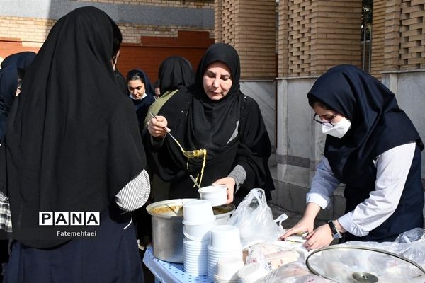 برپایی بازارچه خیریه در دبیرستان نورا ناحیه ۲ اهواز