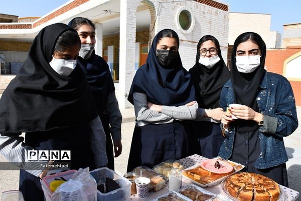 برپایی بازارچه خیریه در دبیرستان نورا ناحیه ۲ اهواز