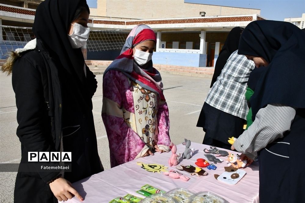 برپایی بازارچه خیریه در دبیرستان نورا ناحیه ۲ اهواز