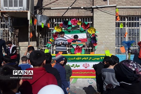 جشن انقلاب و بازگشایی آزمایشگاه دبستان شهید ناصریان منطقه ۱۰