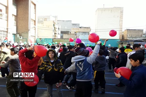 جشن انقلاب و بازگشایی آزمایشگاه دبستان شهید ناصریان منطقه ۱۰