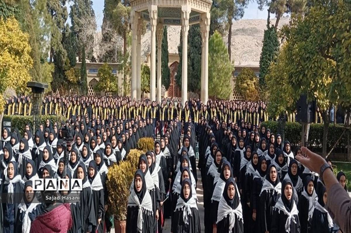 دختران دهه هشتادی شیرازی با اجرای ۱۳۵۷ نفری سرود«ایران» به استقبال جشن پیروزی انقلاب آمدند