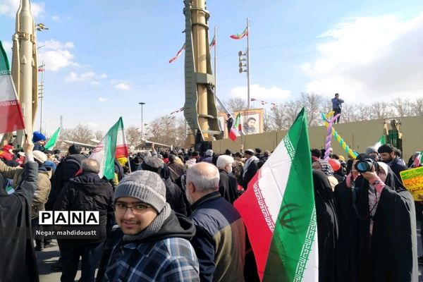 حضور همه نسل‌های انقلاب در چهل و چهارمین سالگرد پیروزی انقلاب اسلامی
