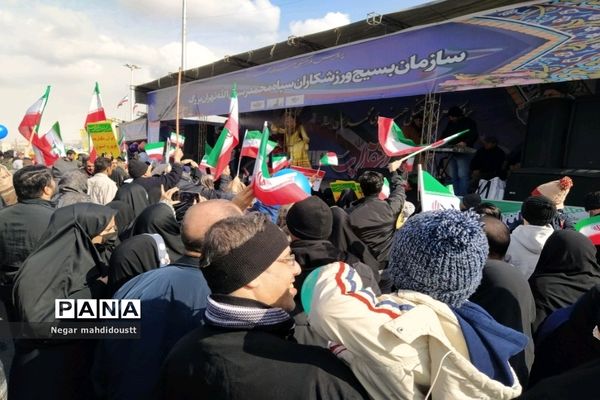 حضور همه نسل‌های انقلاب در چهل و چهارمین سالگرد پیروزی انقلاب اسلامی