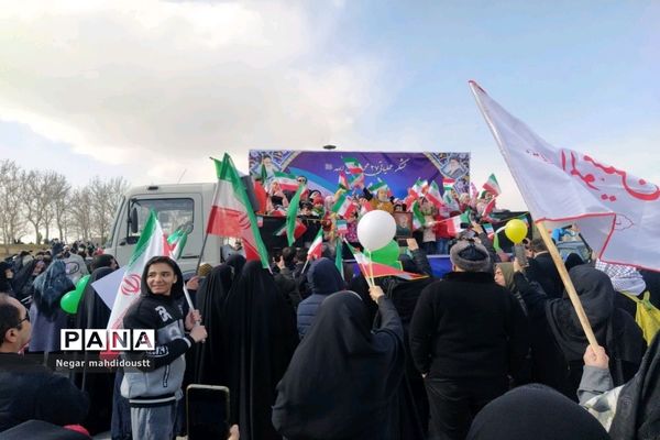 حضور همه نسل‌های انقلاب در چهل و چهارمین سالگرد پیروزی انقلاب اسلامی